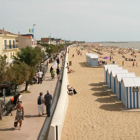 Les Pieds Dans L'ocean Plage La Rochelle Yves *