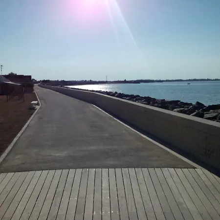 Les Pieds Dans L'ocean Plage La Rochelle Yves * シャトライヨン・プラージュ