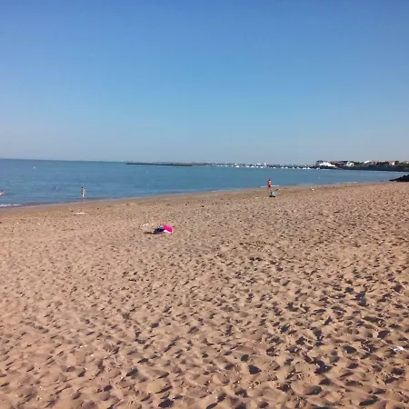 Les Pieds Dans L'ocean Plage La Rochelle Yves * シャトライヨン・プラージュ